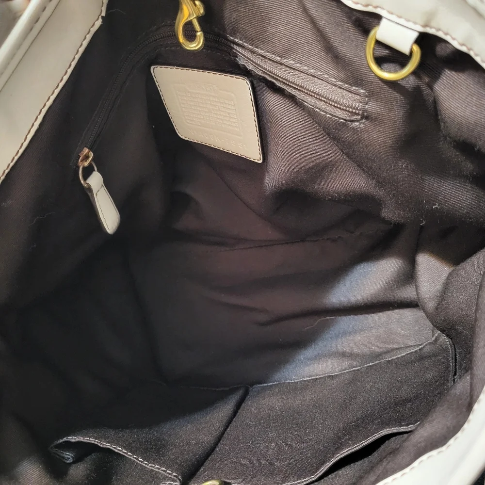 Coach Vintage GiGi Signature Tan And Off White Linen Combination. - Picture 7 of 8